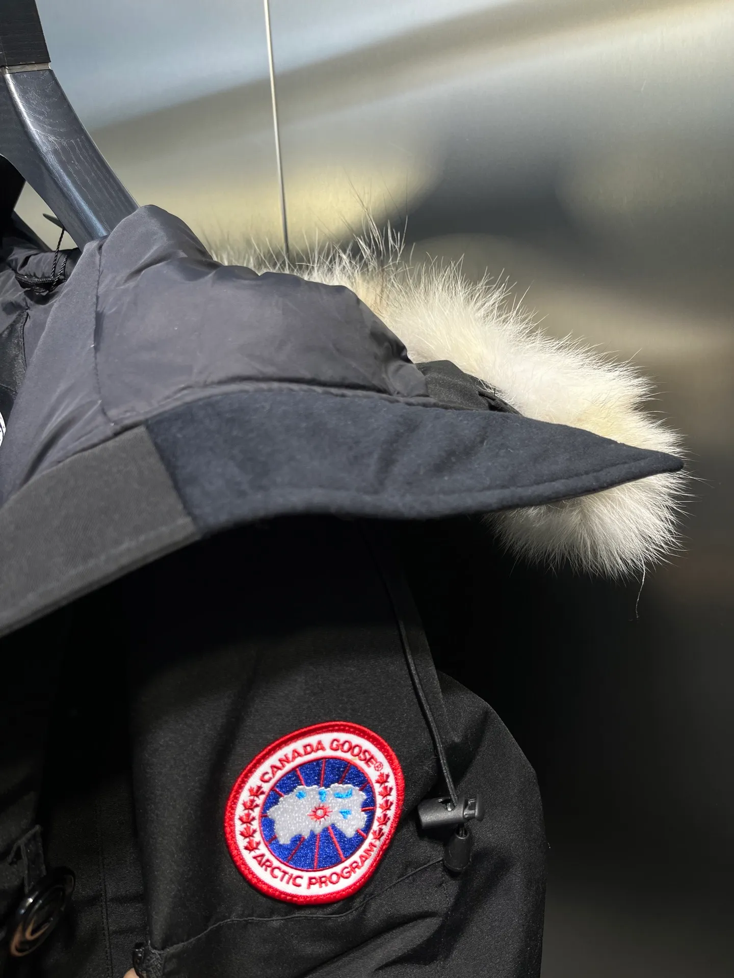 P840 Canada Goose Canada Goose #Expedition03 Parker, a treasure of Canadian origin! Limited supply worldwide! Canada Goose Model 03 is a top-notch couple model. The polar cold-proof outdoor series fur collar detachable hooded parka down jacket is the first Goose in 2024. I hope my friends will like it. Peak quality. I hope everyone can identify it together! The most popular cool items of the Big Goose family in 2024 are online. The same popular product of Yi Yang Qianxi is said to be a joint limited edition Big Goose that cannot be bought in autumn and winter. If you dislike the sameness of the Big Goose in the past, then this model will definitely give you a different experience! This year's most powerful couple's collection for autumn and winter is online, a top-notch luxurious ready-to-wear style, paired with an outdoor warm down jacket with great style and charm! The most standard and classic items of the Daye family in the past two years are equipped with unique reflective stripes for embellishment, which further shows the high-end fashion performance effect. With the embellishment of hardware buckles, it has excellent performance effect. The upper body is clean, simple and elegant, even for urban leisure. It is suitable for various occasions. Designed with large pockets, this model has a large capacity and is equipped with reflective stripes, making it safer at night. It is suitable for various adventure activities. It is made of windproof and waterproof technical materials. The interior is filled with full white duck down, which is absolutely cold-proof and warm. It also has a stand-up collar design and fine fluff at the collar, with meticulous attention to detail! The charm of this model is also more spiritual, and the upper body has more temperament and specifications. It perfectly shows the ultra-high standard of fashionable performance of this model, integrating outdoor and life, and you can even create high-street wear! The most pinnacle limited-edition goose that we have presented so far, both in terms of design and detailed materials, it is completely outstanding. The grand and evergreen version design is matched with cool reflective elements. The overall appearance can be said to be quite high, and it has that kind of powerful outdoor performance! It combines high-end casual attributes with high-street style. It is high-grade, domineering, warm, and beautiful. The visibility of the upper body is quite strong, and the configuration of the owl element is highly brand-recognizable. It fully complements the overall brand performance and visual effects, and also has the high-end sense of fashion and fashionable performance. It is a must-buy product because it is the most awesome down brand on the planet and one of Canada's three national treasure brands. It is also a sentimental down luxury brand. In the field of polar cold-proof clothing, Goose has made an irreplaceable contribution... Size: xs s m l xl